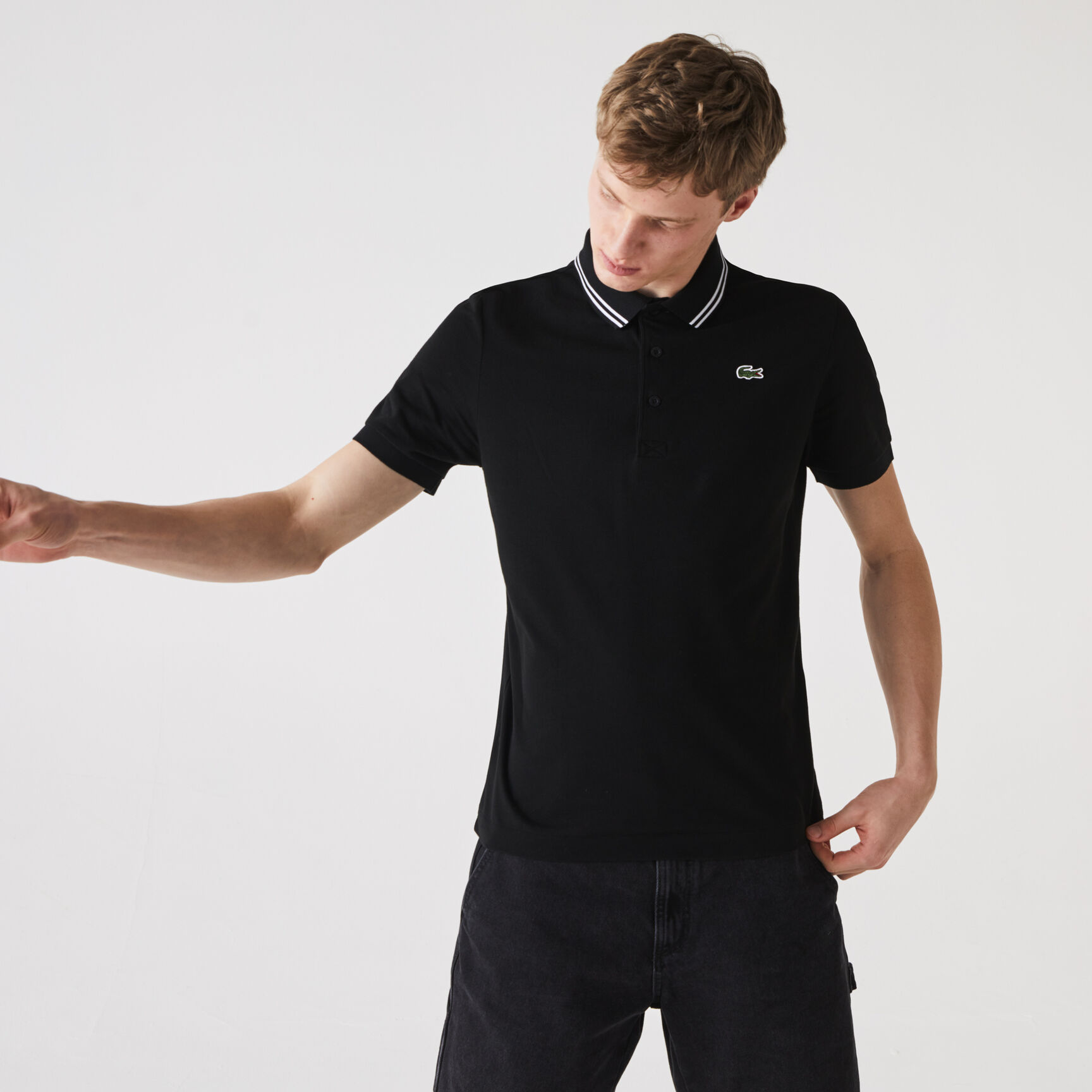 قميص بولو من القطن خفيف الوزن مع تفاصيل بلون مغاير من مجموعة Lacoste SPORT للرجال