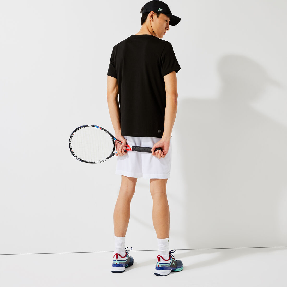 تيشيرت رجالي برقبة دائرية وطبعة تنس من مجموعة Lacoste SPORT تيشيرت رجالي برقبة دائرية وطبعة تنس من مجموعة Lacoste SPORT