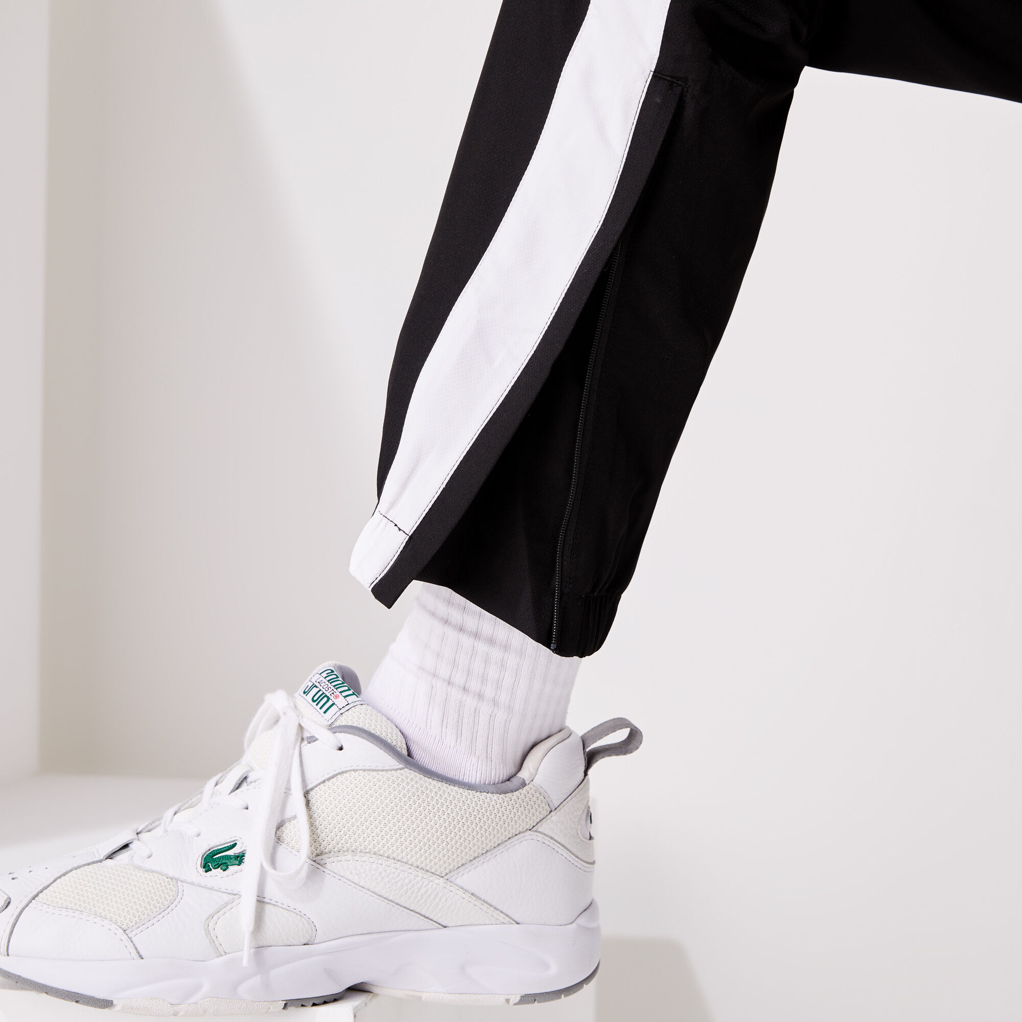 بذلة رياضية خفيفة الوزن مع كتل لونية من مجموعة Lacoste SPORT للرجال بذلة رياضية خفيفة الوزن مع كتل لونية من مجموعة Lacoste SPORT للرجال