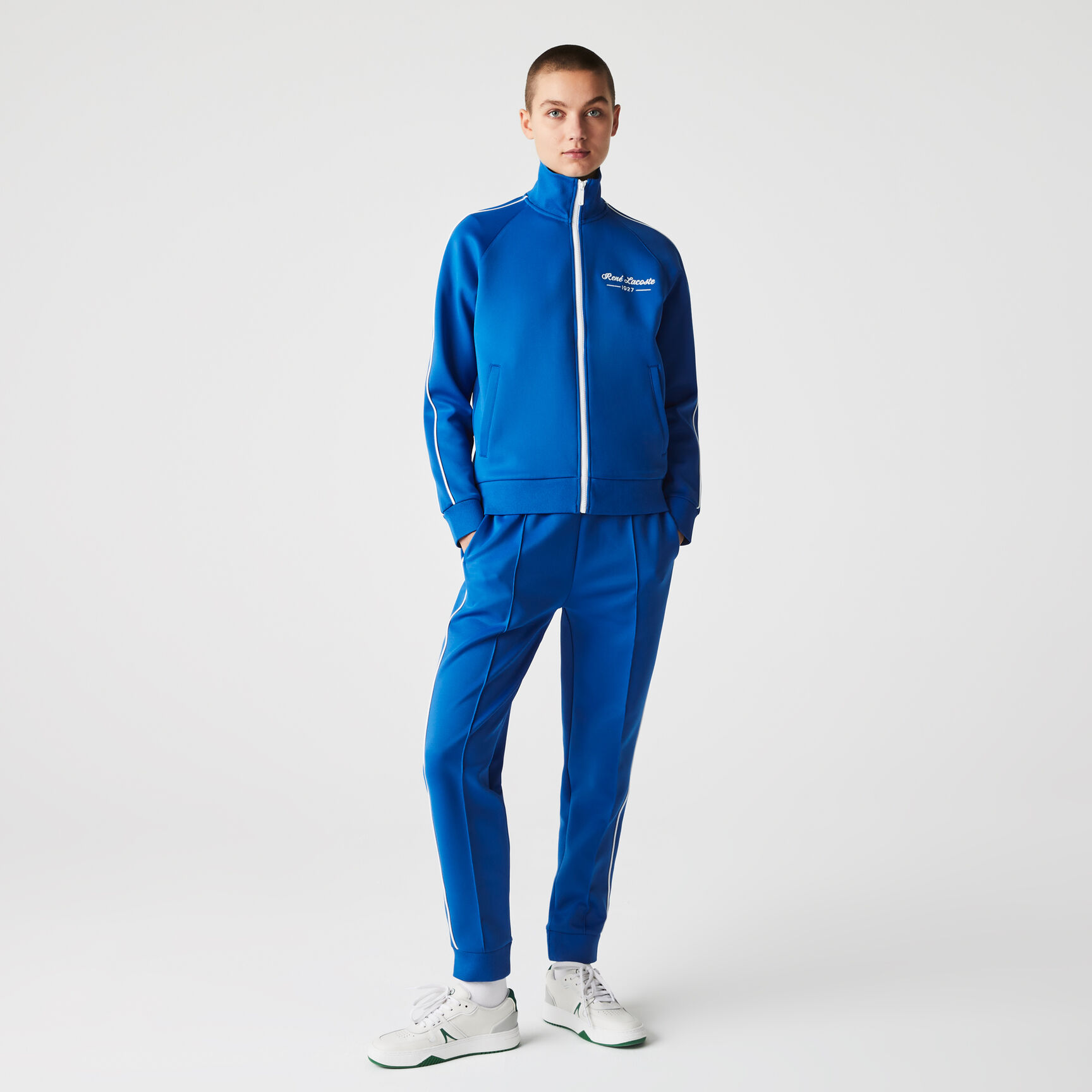 سترة نسائية مطرزة بحروف رياضية بسحاب