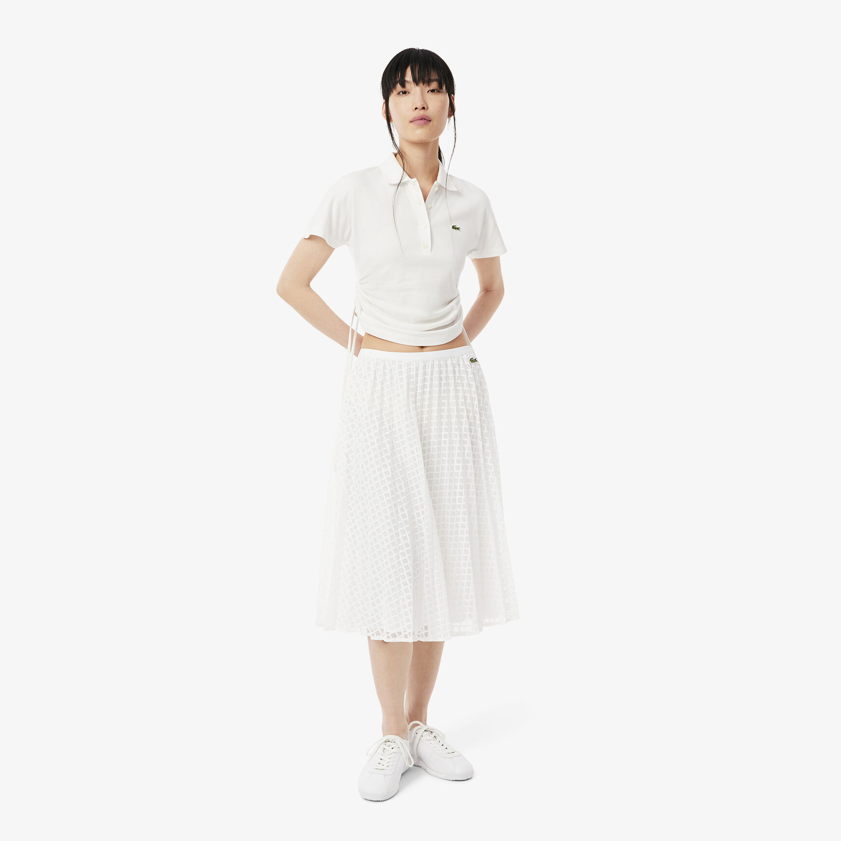 تنورة من الدانتيل مطوية