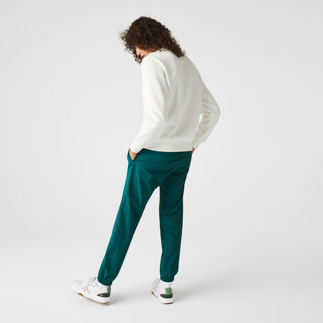 سويت شيرت نسائي فضفاض بياقة مستديرة ومطرز من الصوف سويت شيرت نسائي فضفاض بياقة مستديرة ومطرز من الصوف