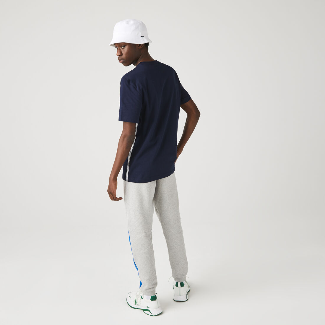 تيشيرت قطن بفتحة رقبة مستديرة وأشرطة بشعار الماركة للرجال تيشيرت قطن بفتحة رقبة مستديرة وأشرطة بشعار الماركة للرجال